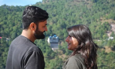 cochin-pickup-kerala-package.webp – Romantic couple arrival during Cochin pickup Kerala package on the Remarkable Kerala 3 Star Deluxe Tour Package