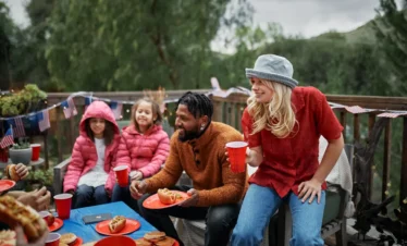 Exclusive Kerala resort itinerary featuring travelers enjoying an outdoor cultural dining experience amidst lush natural surroundings