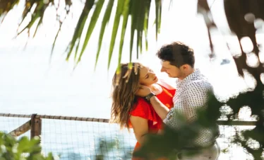 Kerala comfort travel package showcasing a romantic couple enjoying a peaceful beach moment framed by palm trees along Kerala’s coastline