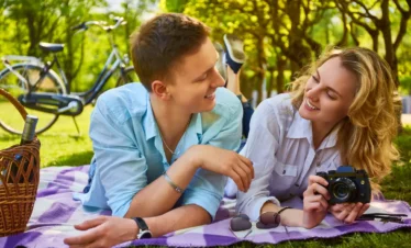 Short Kerala Tour Package showing a happy couple enjoying a relaxed outdoor moment, reflecting a peaceful and romantic Kerala holiday